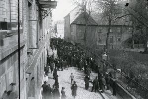 Människor demonstrerar utmed Köpmansgatan i april 1917.
