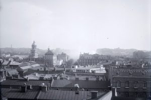 Utsikt över hustak i Västra Nordstan den 26 augusti 1937. Längre bort skymtar rök från en brand.