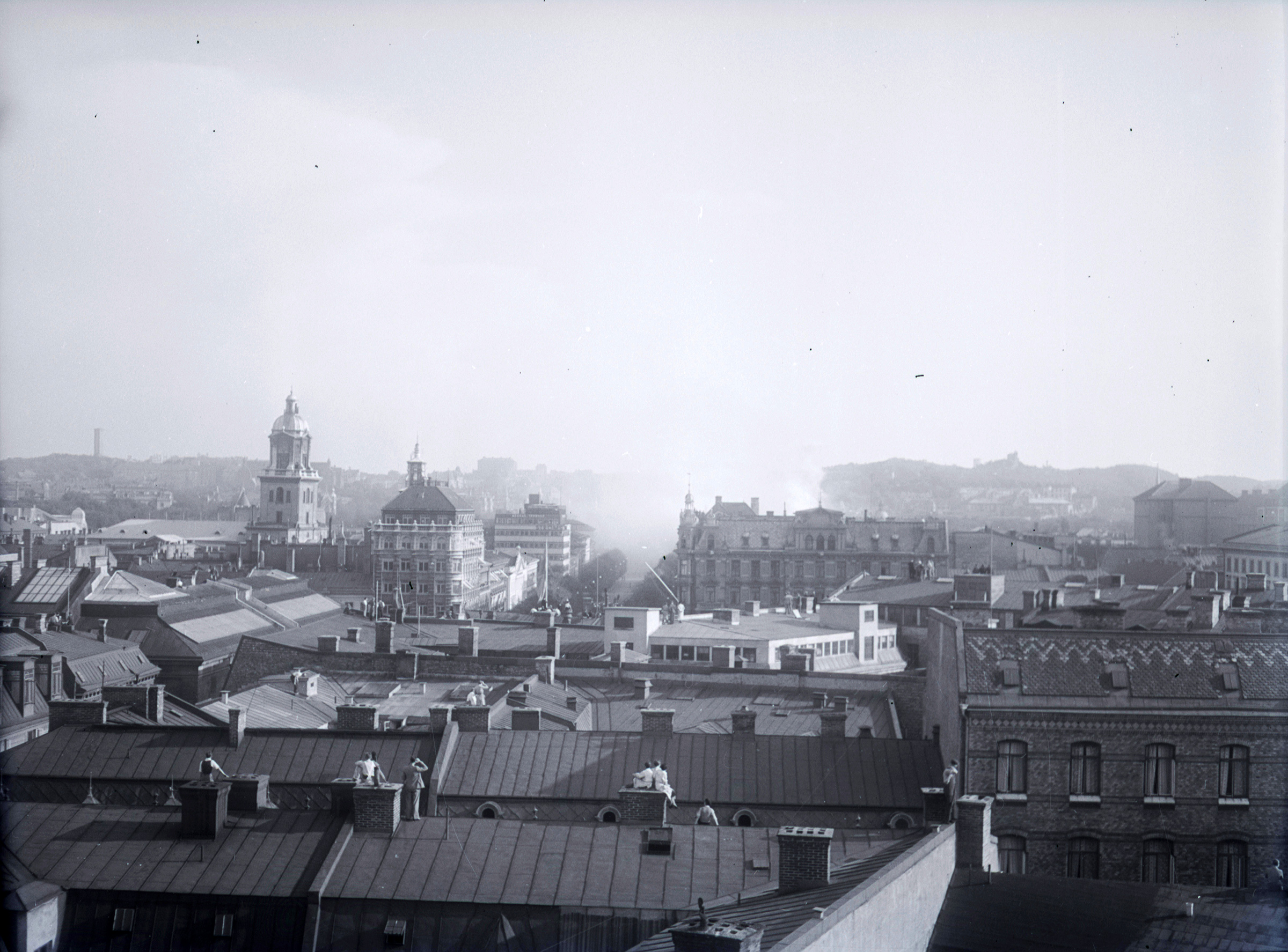 Utsikt över hustak i Västra Nordstan den 26 augusti 1937. Längre bort skymtar rök från en brand.