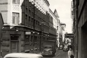 Bilar och människor utmed Postgatan i mars 1960.