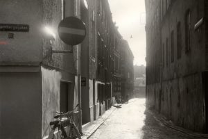 Cykel står parkerad mot en husvägg på Nedre Kvarnbergsgatan år 1958.