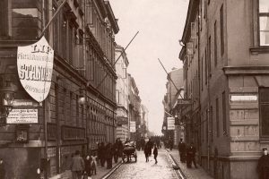 Folk i rörelse utmed Torggatan år 1901.