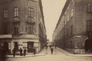 Flera personer står vid Korsningen Smedjegatan - Norra Hamngatan och kollar in i kameran år 1888.