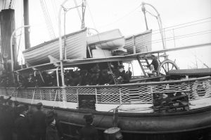 Emigrantångaren Rollo lämnar Packhuskajen fylld med passagerare år 1902.